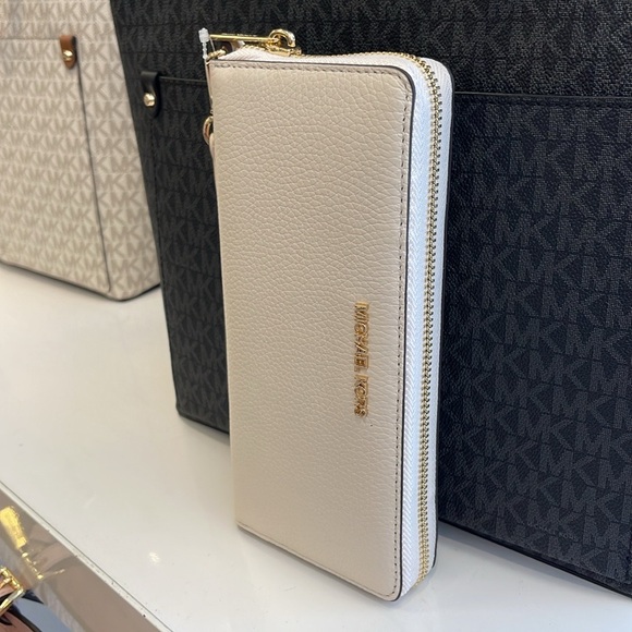 MICHAEL KORS
Leather Continental Wristlet Phone Case Wallet 
Light Cream 
NWT - Picture 6 of 15
